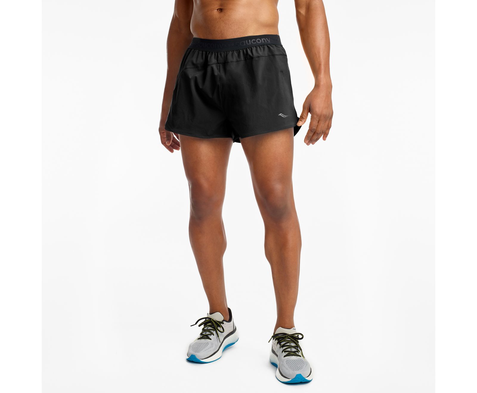 Black Men's Saucony Outpace 2.5" Split Shorts | TIJXG0768